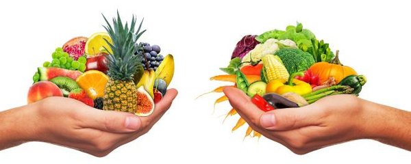 Hand voll mit Obst und Gemüse