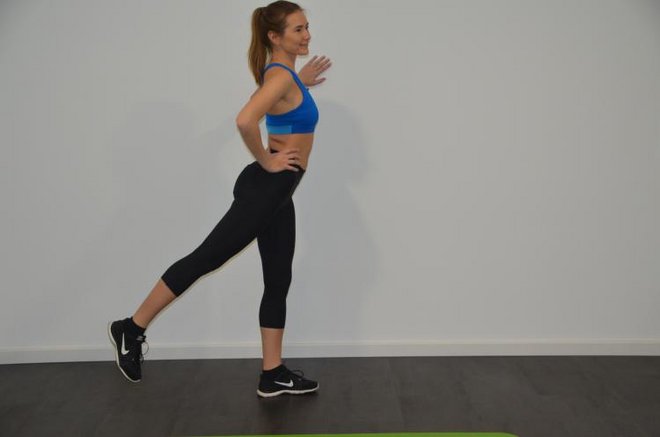 Endposition vom Beinpendel Lassen Sie das gebeugte Bein nach hinten pendeln, während dies in die komplette Streckung kommt.