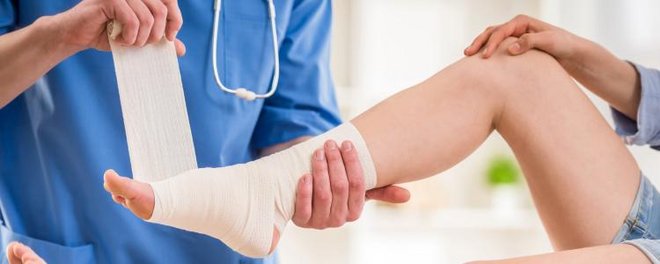 Übungen/ Behandlung von einem Klumpfuß