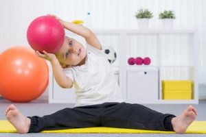 Spielerische Element sind in der Physiotherapie bei Kindern unabdingbar