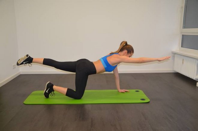Endposition vom Diagonalem Vierfüßlerstand Strecken Sie jetzt das Bein und den Arm komplett aus.