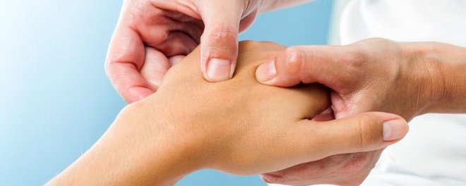 Die Polyarthritis betrifft in den meisten Fällen die Fingergelenke