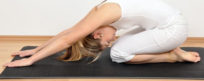 Übungen aus der Physiotherapie Beugung der Wirbelsäule im Fersensitz