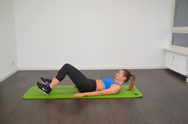 Power-House Spannen Sie ihren Bauch in Rückenlage an und heben dabei den Kopf beim Einatmen an.