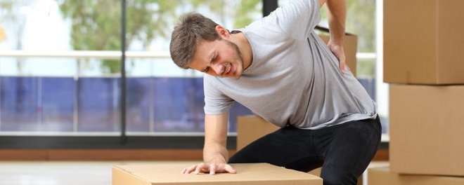 Fasches Heben und Tragen kann Rückenschmerzen verursachen Eine richtige Technik beim Heben und Tragen schont den Rücken