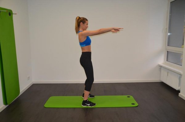 Ziehen Sie auf Schulterhöhe beide Ellenbogen im Stehen nach hinten und richten ihren Oberkörper dabei aktiv auf.