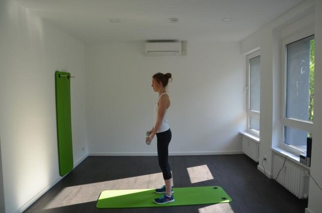 Schulterimpingement Übungen: Bizepscurl Übung 1 von 4 bei einem Schulterimpingement: Bizepscurl