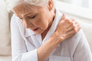 Steifheit und Bewegungsverlust sind oft die Folgen einer Erkrankung der Schulter