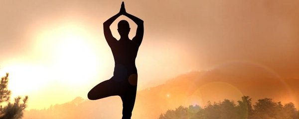 Yogaübung beim Sonnenuntergang