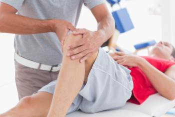 Durch den Therapeuten können gezielte Massagegriffe am Kniegelenk bei einem Läuferknie durchgeführt werden