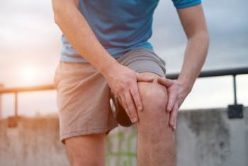 Eigenmassagen am Knie lösen die Verklebungen