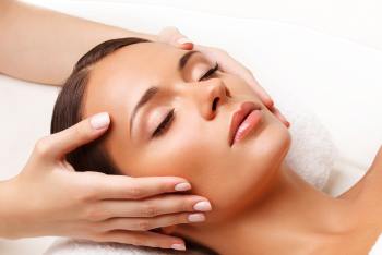 Bei Schwellungen im Gesicht findet die Manuelle Lymphdrainage auch dort Anwendung