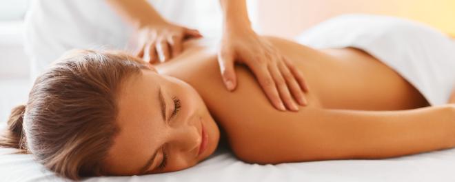 Wärmetherapie Frau wird am Rücken massiert
