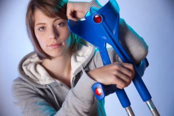 Physiotherapie nach Knochen - und Gelenksoperationen Abhilfe durch Gehstützen