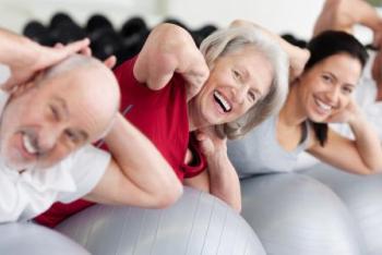 Physiotherapie bei einer Spinalkanalstenose Kräftigung des Rückens auf einem Pezziball