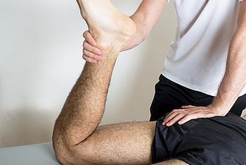 Physiotherapie bei Sportverletzungen Passive Bewegung des Kniegelenks