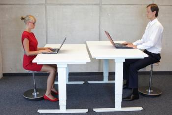 Richtiges Sitzen am Arbeitsplatz Eine aufrechte Haltung am Arbeitsplatz beugt Rückenschmerzen vor