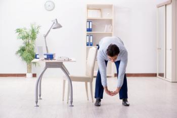 Rückengerechtes Verhalten im Büro Bewegung am Arbeitsplatz beugt Rückenschmerzen vor