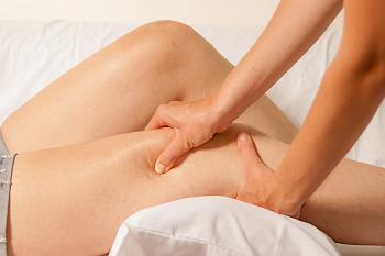 Muskelprellung Massage des Oberschenkelstreckers