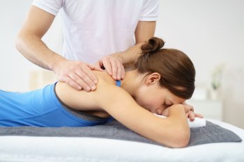 Physiotherapie bei Rückenschmerzen Physiotherapeutische Massage bei Rückenschmerzen