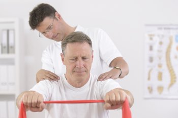 Physiotherapie bei Rückenschmerzen Übungen mit dem Teraband bei Rückenschmerzen